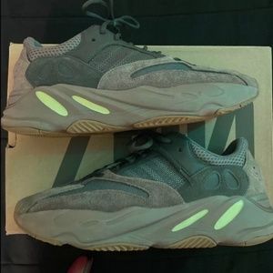 Yeezy 700 muave size 11